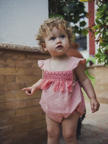 PELELE NIÑA ADORNO CROCHET Y VOLANTES