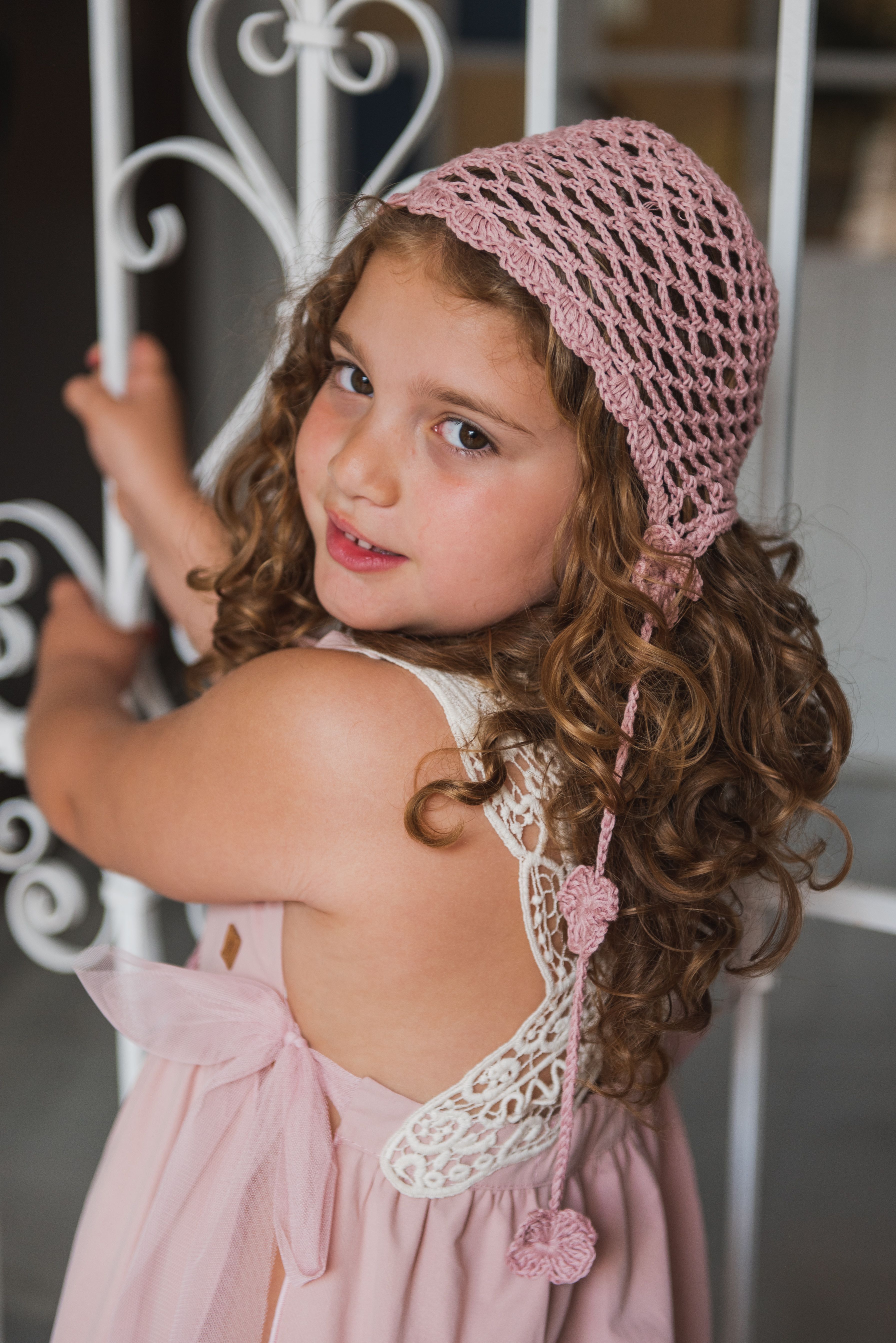 GORRO CASQUETE BOHO DE CROCHET CON FLORES - Imagen 2