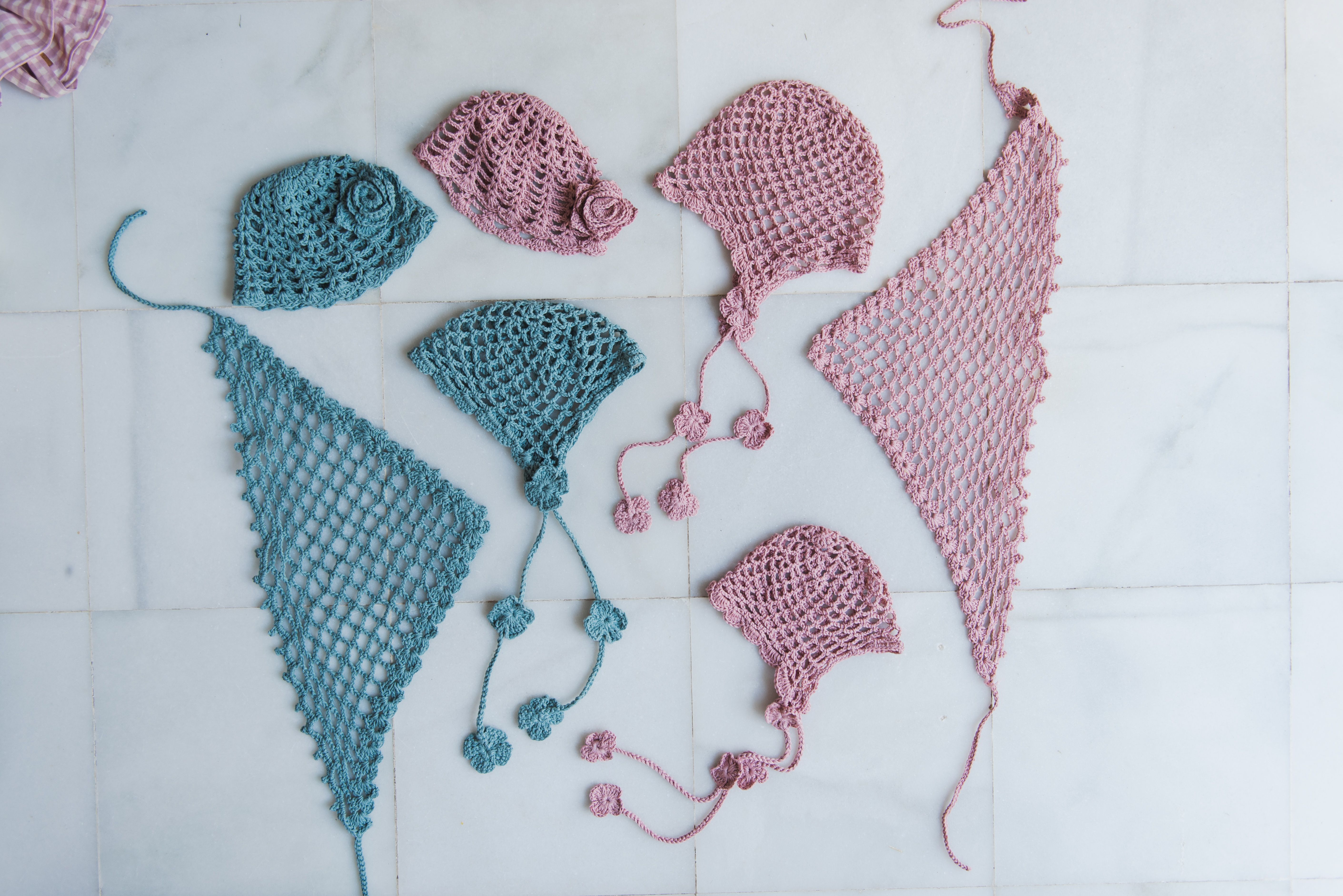 GORRO CASQUETE BOHO DE CROCHET CON FLORES - Imagen 4